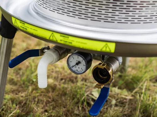 Manometer, Überdruckventil und Wasserablass der Speidel Hydropresse
