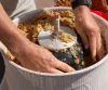 Verteilen des zerkleinerten Obstes beim Befüllen