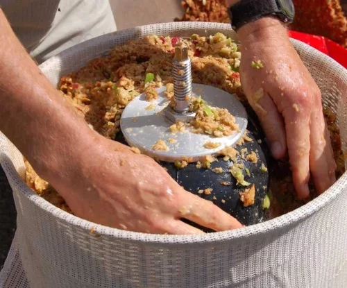 Verteilen des zerkleinerten Obstes beim Befüllen