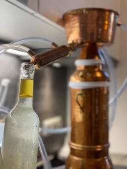 3-Liter-Alquitara Plus mit gewonnenem Hydrolat und ätherischem Öl